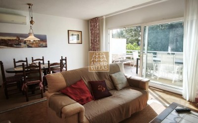 Amplio bungalow con piscina y pista de tenis comunitarios al lado del club de Golf.